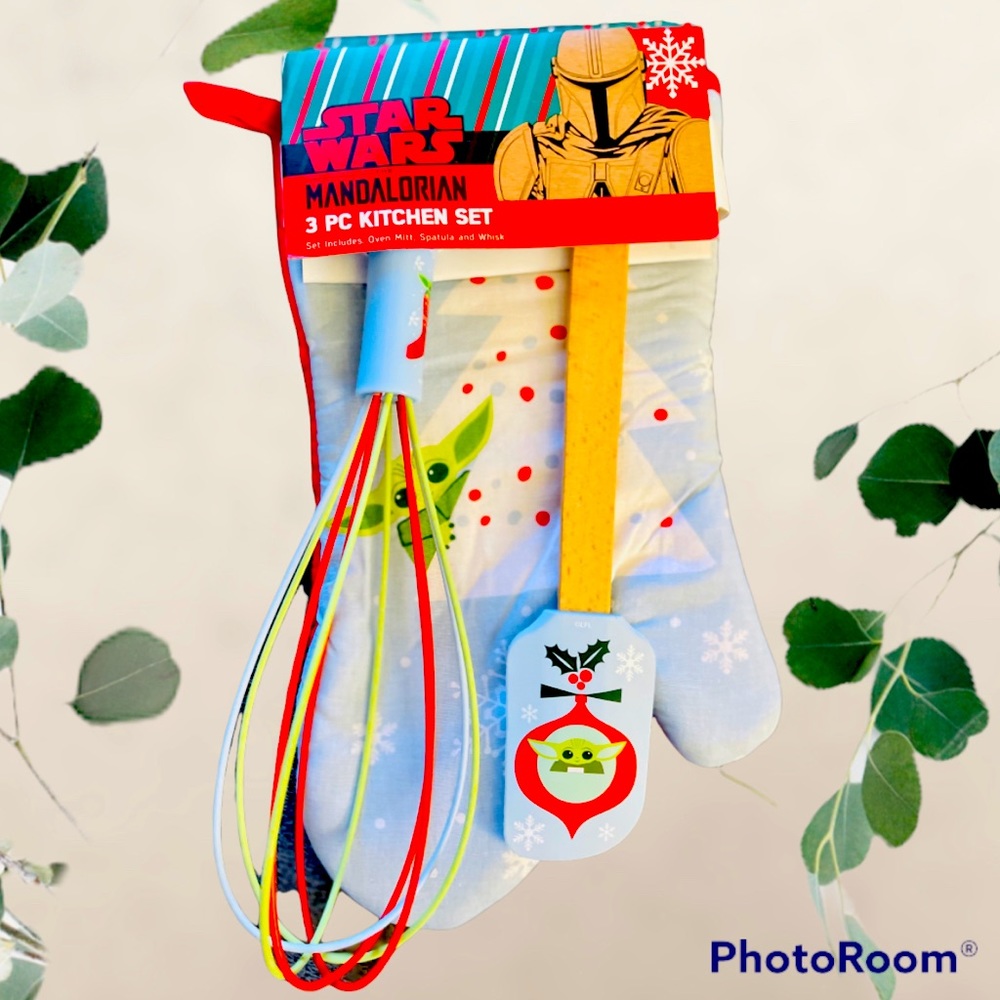 NWT Disney baby Yoda spatula, whisk and mitten set